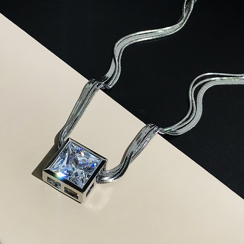 Square Zircon Necklace for Women, High-End Light Luxury Clavicle Chain, Trendy Summer Accessory for Stylish Girls