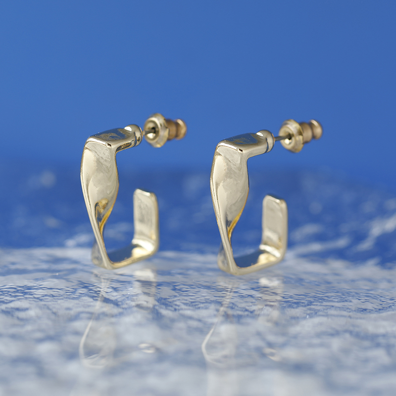 Stylish Metal Geometric Earrings for Women - Versatile European and American Niche Design for Gatherings, Dates, and Gifts