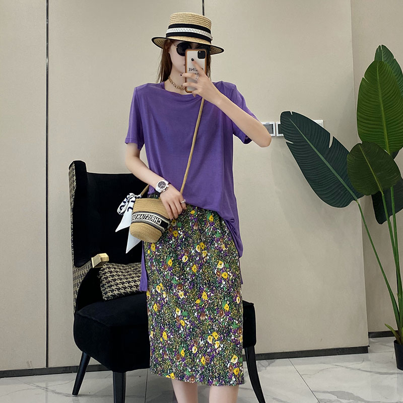 Summer 2022 Women's Two-Piece Set: Plain Mid-Length T-Shirt with Side Split & Elastic Waist Floral Skirt - Casual Chic Style