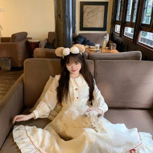 Thickened White Waist-Cinching Long Dress for Spring, Cute Base Layer Dress with a Gentle, High-End Feel