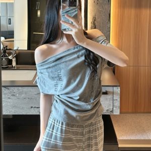 Trendy Asymmetrical Off-Shoulder Short Crop Top with Cinched Waist - Stylish Short-Sleeve T-Shirt for Women
