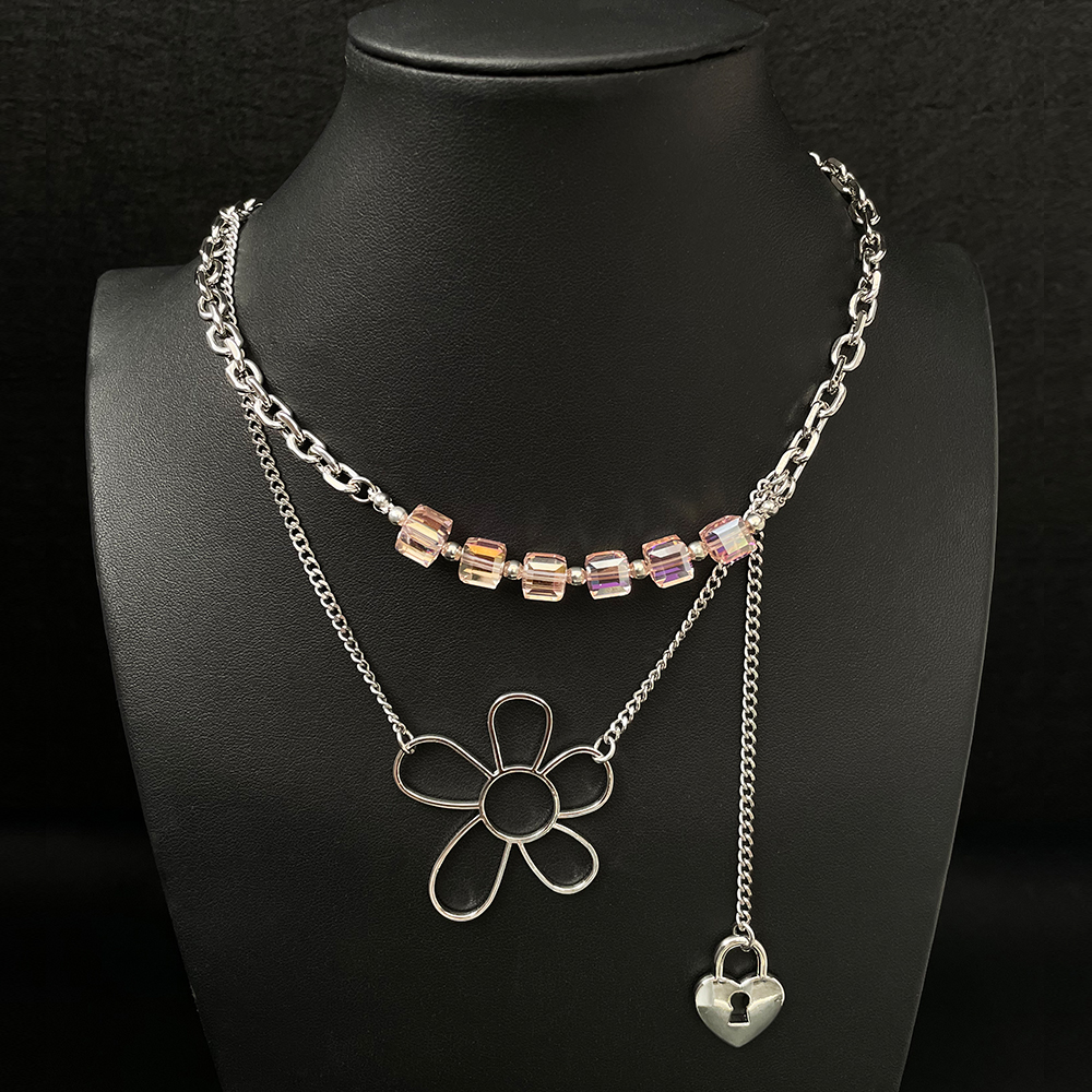 Trendy Heart Flower Necklace for Women - Sweet Cool Niche Design Clavicle Chain, Light Luxury Neck Accessory