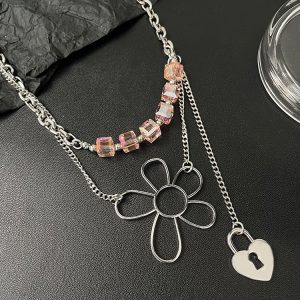 Trendy Heart Flower Necklace for Women - Sweet Cool Niche Design Clavicle Chain, Light Luxury Neck Accessory