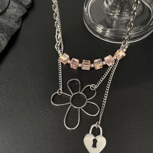 Trendy Heart Flower Necklace for Women - Sweet Cool Niche Design Clavicle Chain, Light Luxury Neck Accessory