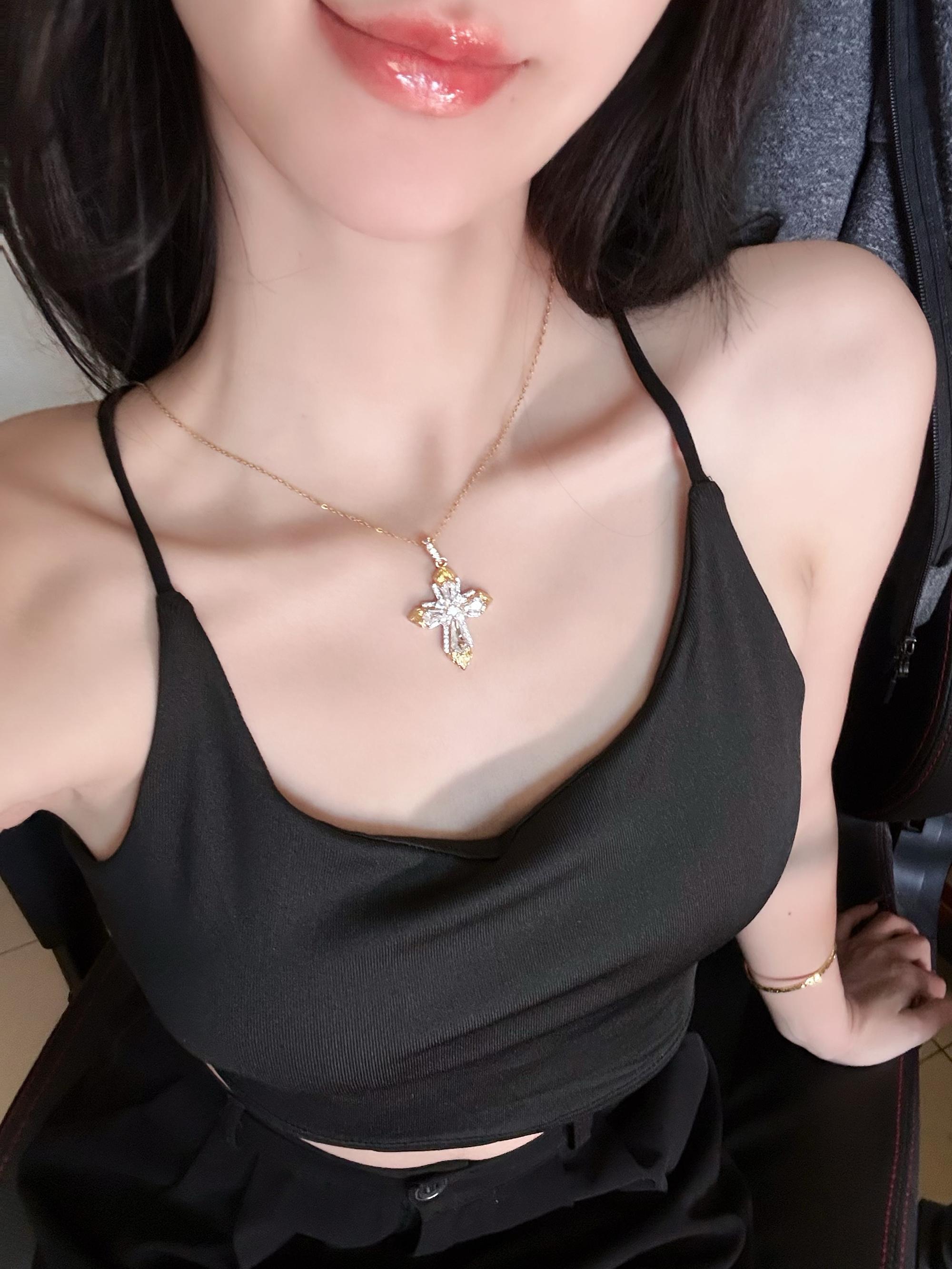 Trendy High-Carbon Diamond Cross Necklace for Women - Ultra-Sparkling Light Luxury Clavicle Chain, Perfect for Sweater Layering