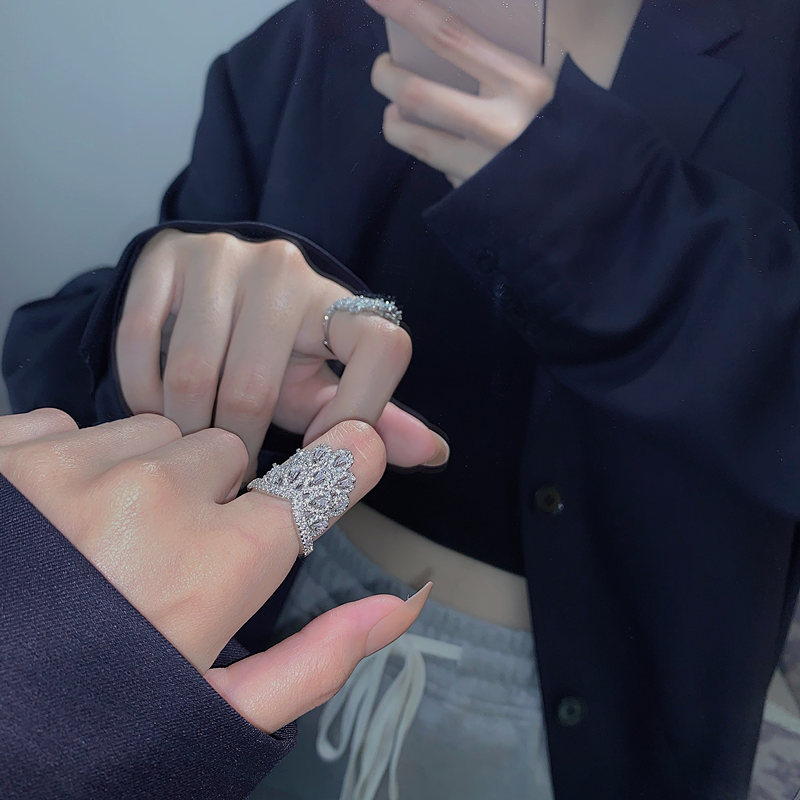 Trendy Ultra-Sparkling Silver Ring for Women - High-End Diamond Design, Versatile Light Luxury Fashion Accessory