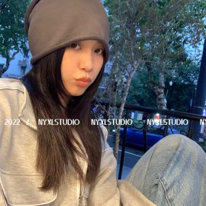Trendy Women's Retro Solid Color Pullover Beanie - Flattering High-End Hat for Autumn and Winter Wear