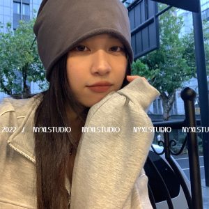 Trendy Women's Retro Solid Color Pullover Beanie - Flattering High-End Hat for Autumn and Winter Wear