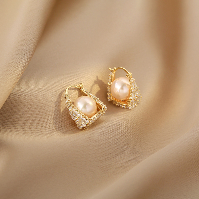 Unique Geometric Hollow Pearl Earrings for Women - 2024 Light Luxury High-End Ear Clips