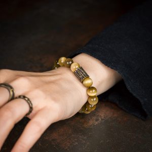 Unique Golden Tiger's Eye Single Circle Bracelet for Men - Minimalist Retro Cat's Eye Design, Versatile Hand Accessory