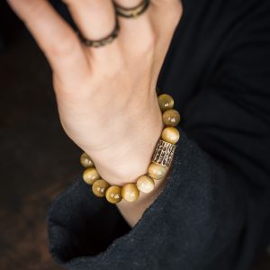Unique Golden Tiger's Eye Single Circle Bracelet for Men - Minimalist Retro Cat's Eye Design, Versatile Hand Accessory