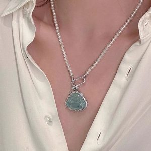 Universal Buckle Crystal Pearl Necklace for Women - Xiaomi Bead Design Clavicle Chain, Elegant Statement Jewelry, Fashion Accessory
