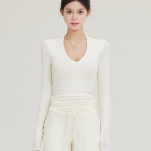 V-neck Basic Long-Sleeve T-Shirt with Built-In Padding - Slim Fit Flattering Top for Autumn/Winter Fashion