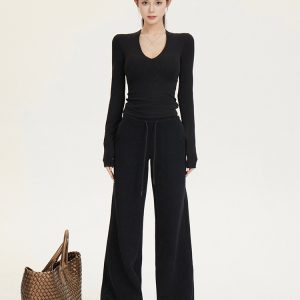 V-neck Basic Long-Sleeve T-Shirt with Built-In Padding - Slim Fit Flattering Top for Autumn/Winter Fashion