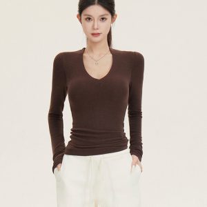 V-neck Basic Long-Sleeve T-Shirt with Built-In Padding - Slim Fit Flattering Top for Autumn/Winter Fashion