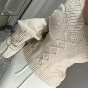 V-Neck Chest-Enhancing Cable Knit Sweater for Women - Slim-Fit, Waist-Cinching Pullover for Autumn & Winter, Niche Aesthetic Fashion