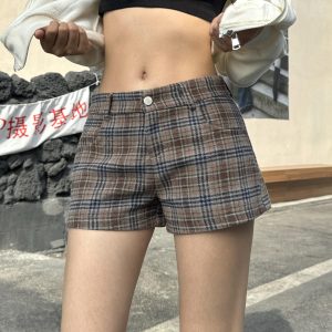 Vintage American Style Woolen Plaid Shorts for Autumn Winter, Mid-Low Waist, Leg-Lengthening Casual College Style Pants