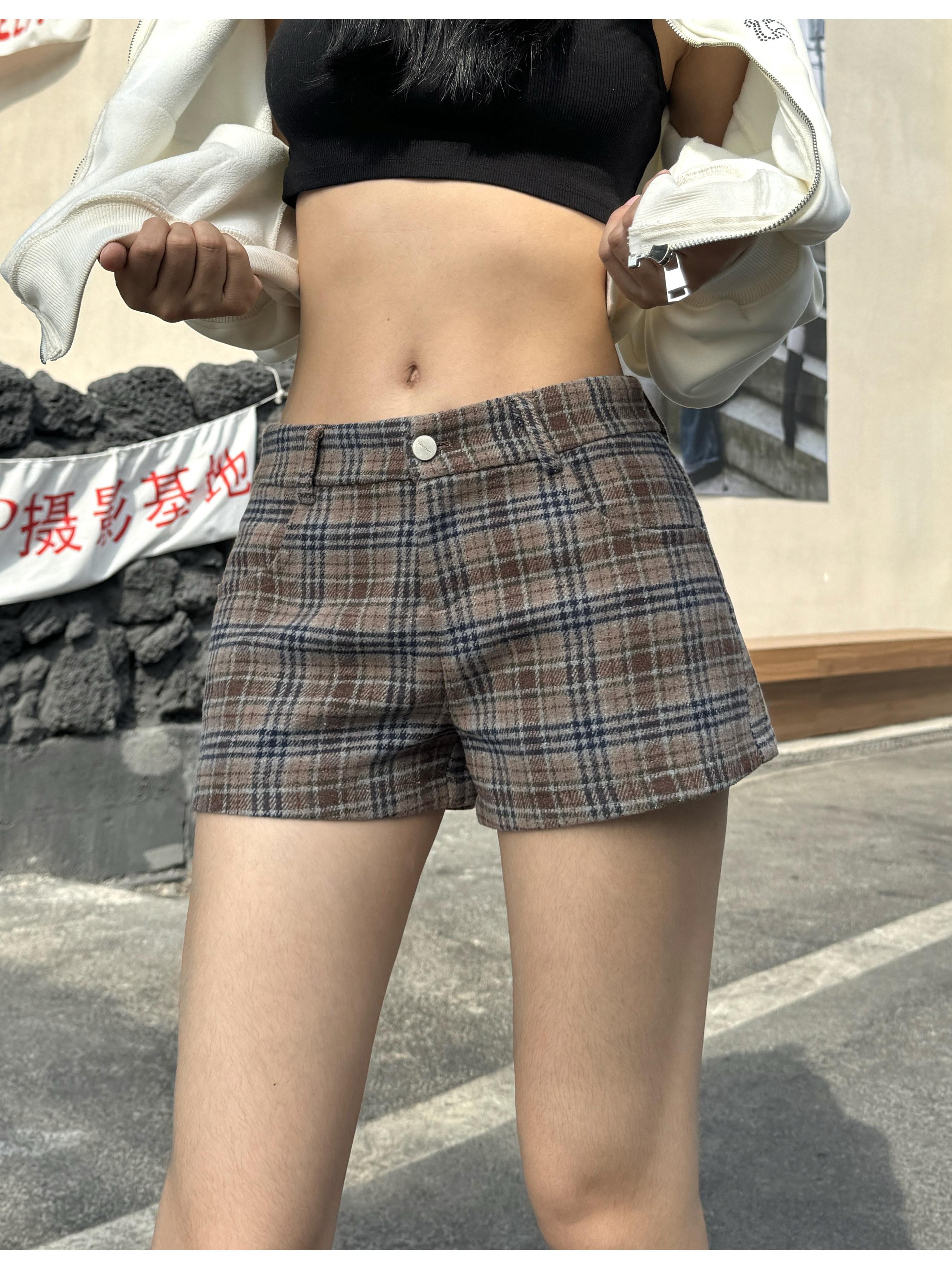 Vintage American Style Woolen Plaid Shorts for Autumn Winter, Mid-Low Waist, Leg-Lengthening Casual College Style Pants