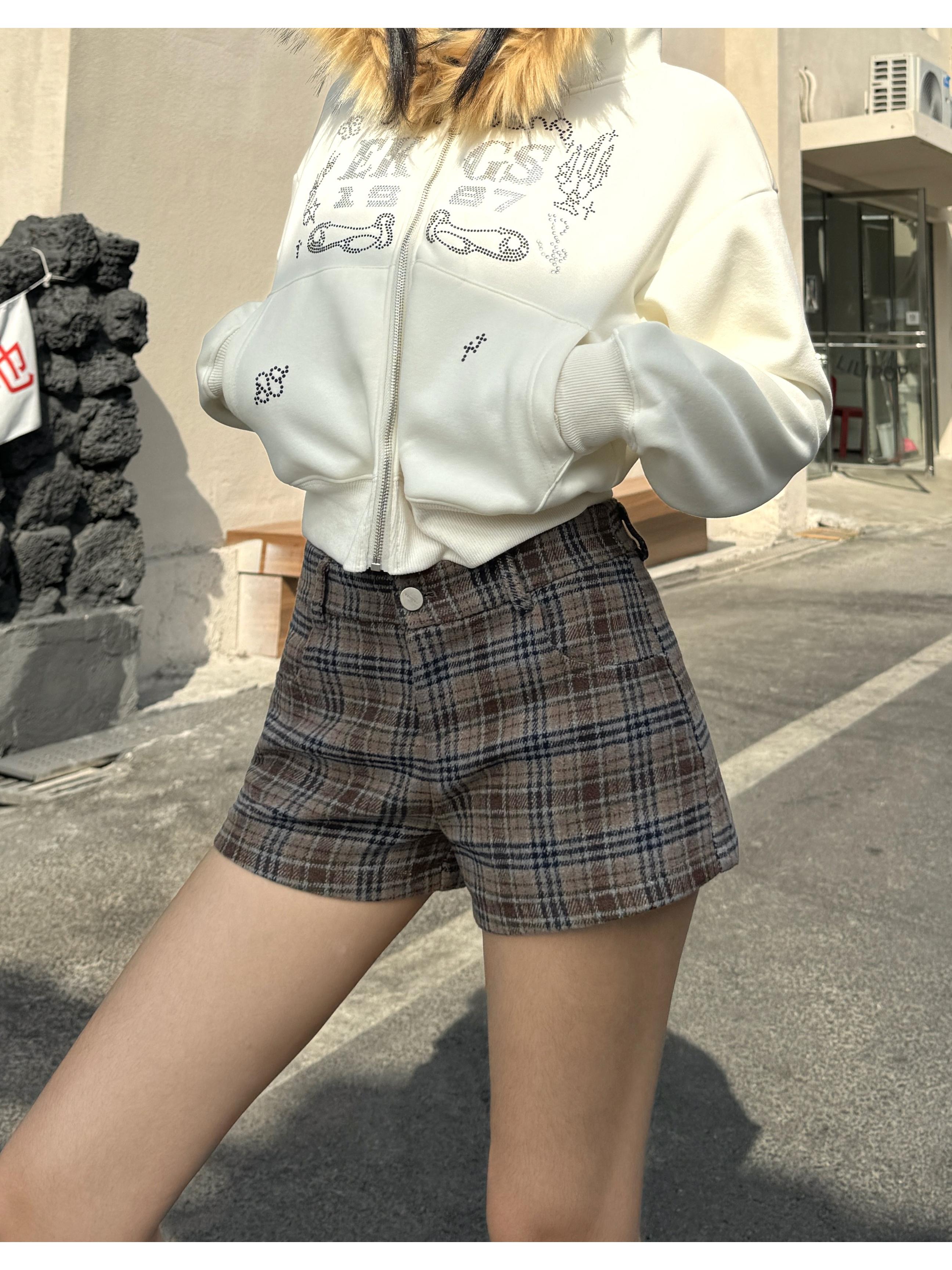 Vintage American Style Woolen Plaid Shorts for Autumn Winter, Mid-Low Waist, Leg-Lengthening Casual College Style Pants