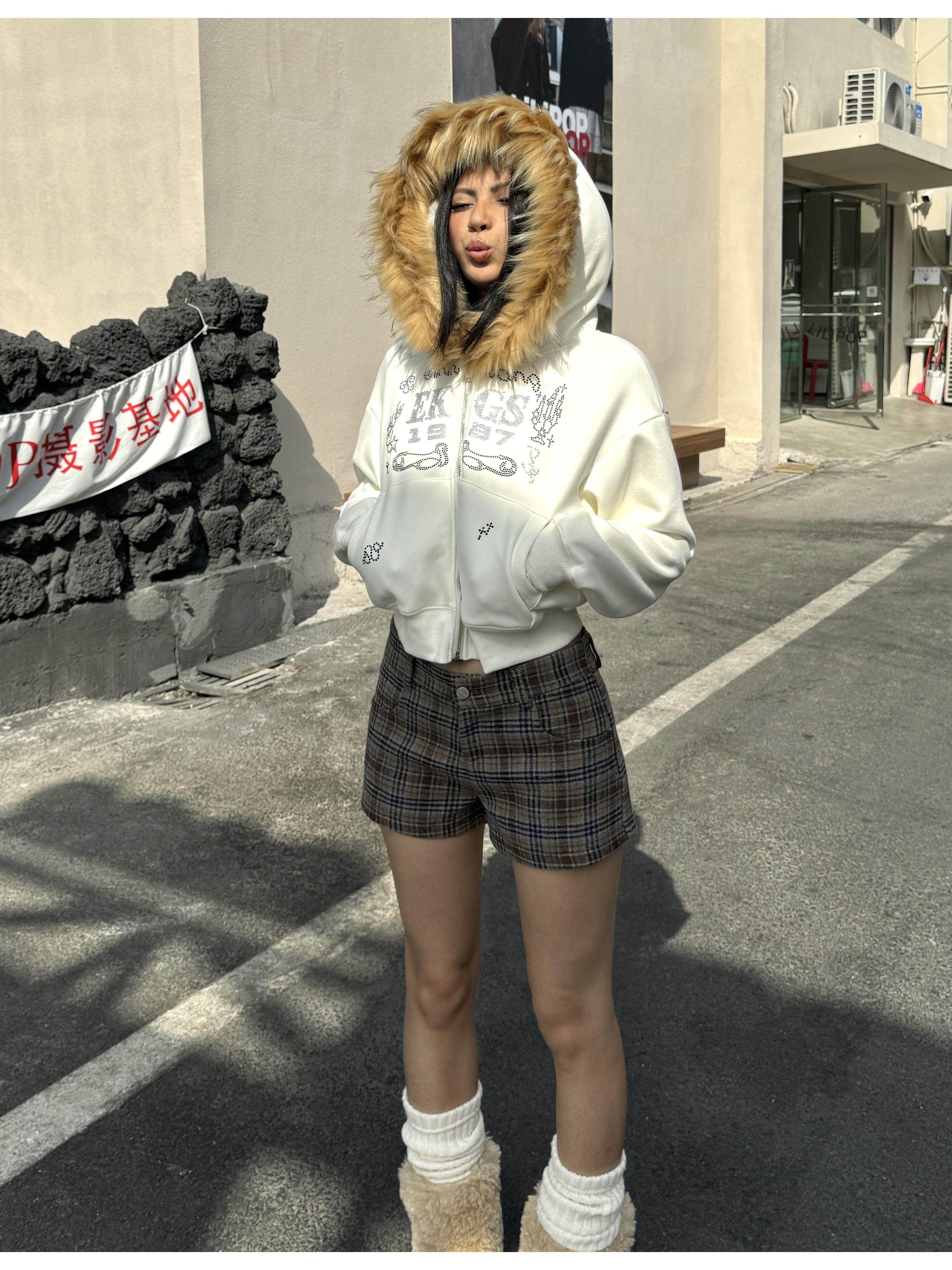 Vintage American Style Woolen Plaid Shorts for Autumn Winter, Mid-Low Waist, Leg-Lengthening Casual College Style Pants