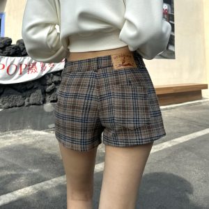 Vintage American Style Woolen Plaid Shorts for Autumn Winter, Mid-Low Waist, Leg-Lengthening Casual College Style Pants