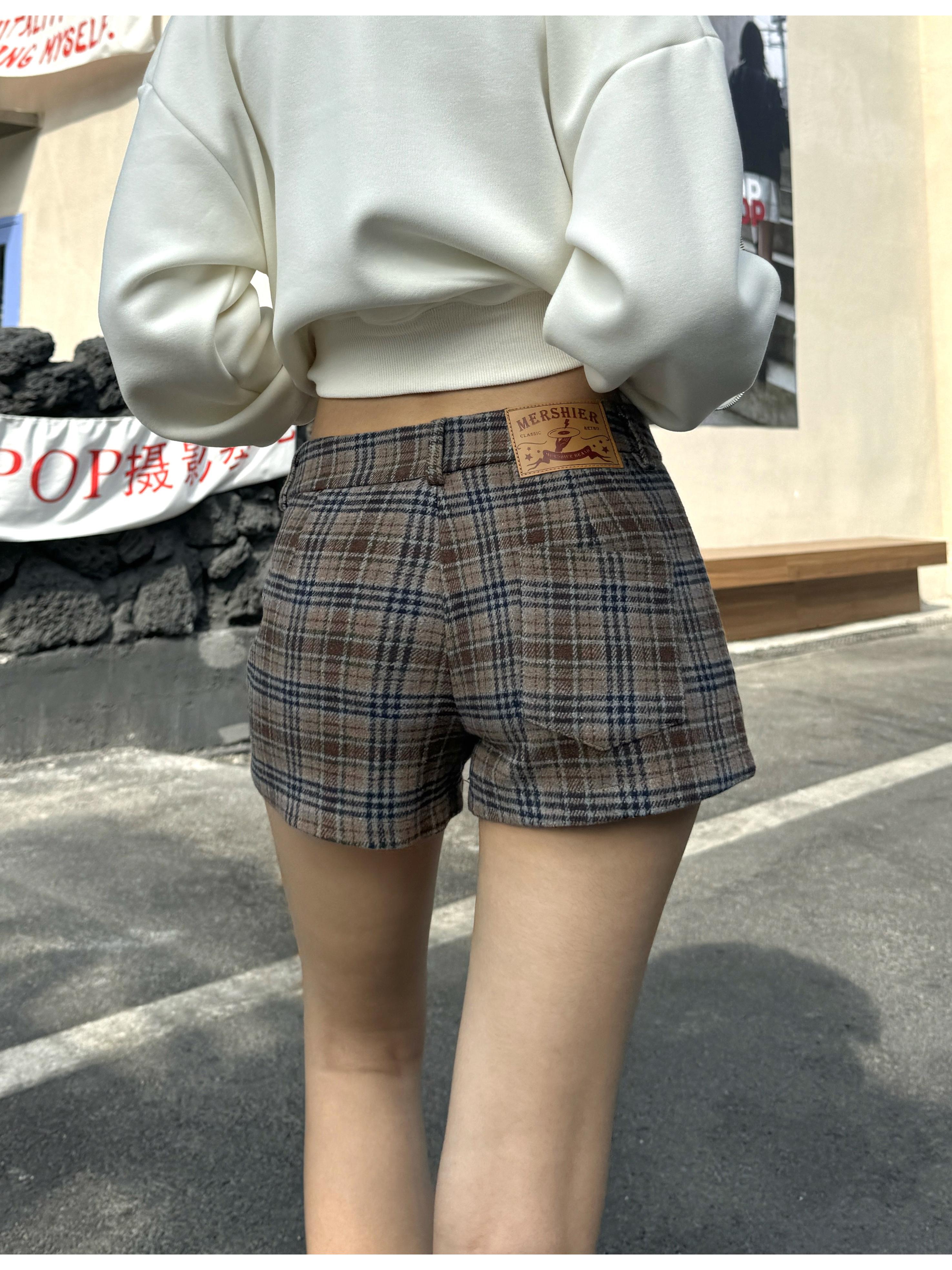 Vintage American Style Woolen Plaid Shorts for Autumn Winter, Mid-Low Waist, Leg-Lengthening Casual College Style Pants