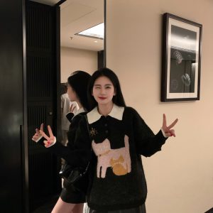 Vintage Color-Blocked Polo Collar Mid-Sleeve Wool Sweater with Cat Illustration for Women - 90s Inspired Winter Fashion Top