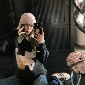 Vintage Color-Blocked Polo Collar Mid-Sleeve Wool Sweater with Cat Illustration for Women - 90s Inspired Winter Fashion Top