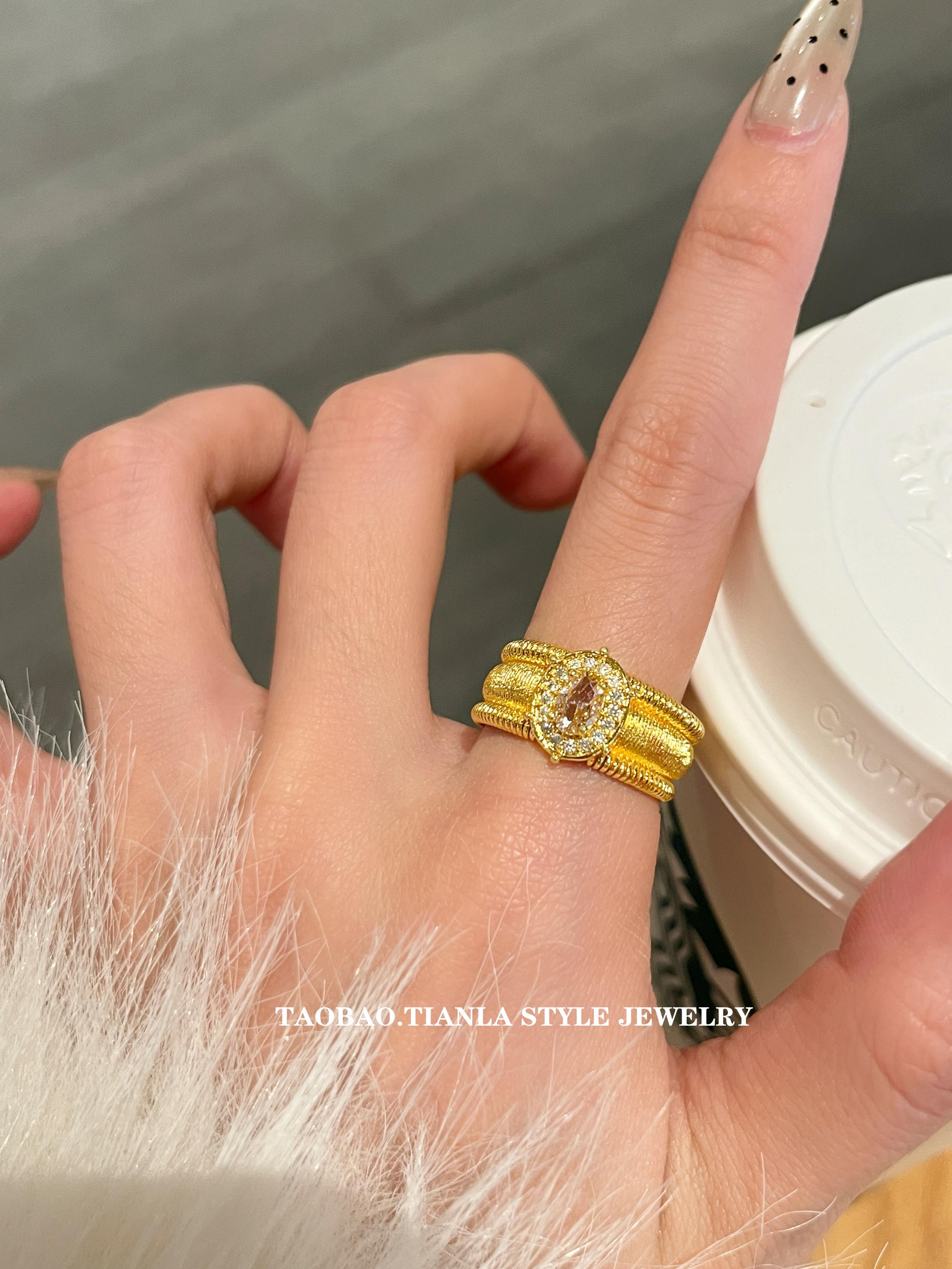 Vintage Pigeon Egg Open-Ended Ring for Women, Sparkling Wide Design, 2025 Trendy Niche Jewelry, Unique Fashion Accessory