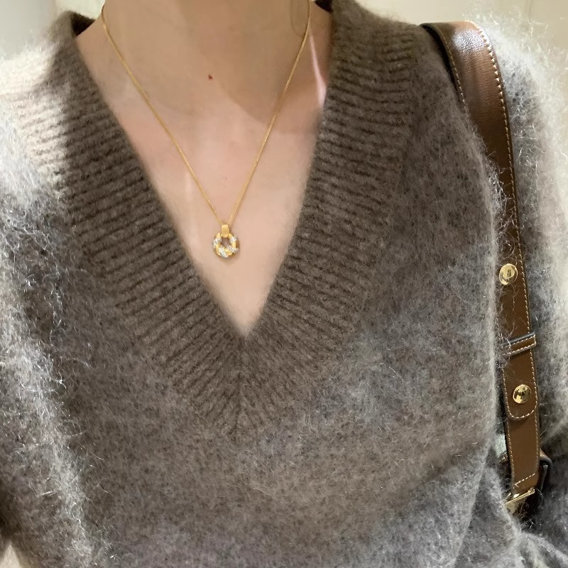 Vintage Retro Textured Diamond-Studded Twisted Necklace for Women - Exquisite Collarbone Chain, Versatile Fashion Accessory