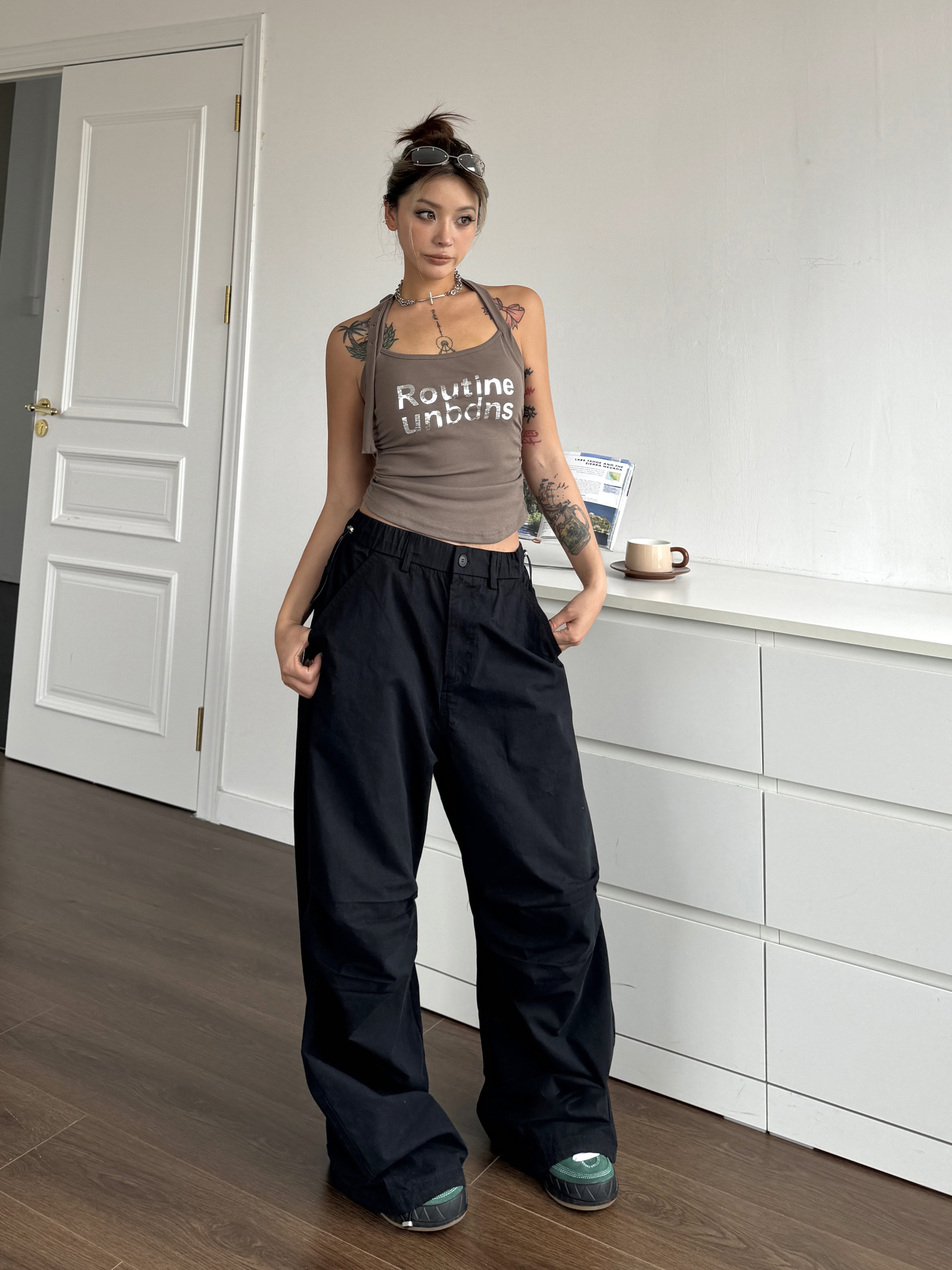 Vintage Street Style Pleated Wide-Leg Cargo Pants with Elastic Waist and Drawstring, Casual Loose Floor-Length Trousers for 90s Y2K Fashion