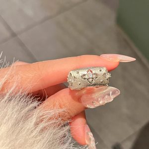 Vintage-Style Textured Open Ring with Sparkling Diamonds, High-End Light Luxury Design, Trendy Index Finger Jewelry