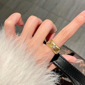 Vintage-Style Textured Open Ring with Sparkling Diamonds, High-End Light Luxury Design, Trendy Index Finger Jewelry