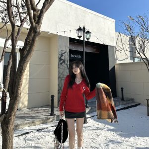Vintage V-Neck Two-Color Cable Knit Sweater for Autumn & Winter - Cozy Retro Style, Perfect for Fall Fashion