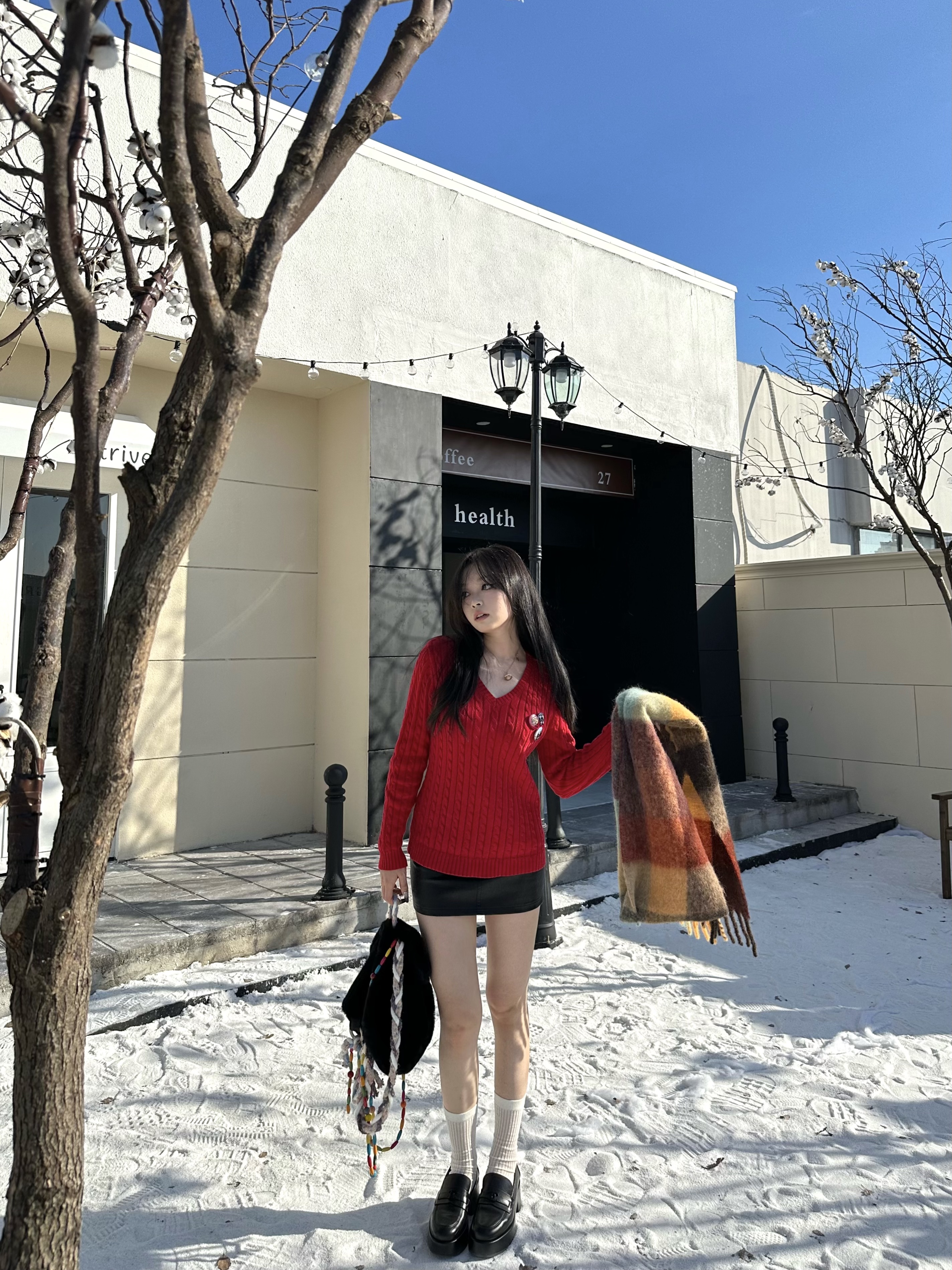 Vintage V-Neck Two-Color Cable Knit Sweater for Autumn & Winter - Cozy Retro Style, Perfect for Fall Fashion