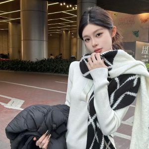 White Slim-Fit Knitted Sweater with Lapel - 2024 Autumn/Winter Base Layer, Slimming Style, Chic and Elegant Fashion Piece