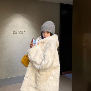 White Vintage Hooded Women's Winter Coat with Thick Fur Lining - Cozy Retro Style for Cold Weather