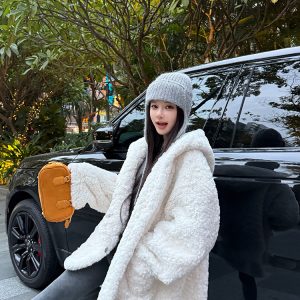 White Vintage Hooded Women's Winter Coat with Thick Fur Lining - Cozy Retro Style for Cold Weather