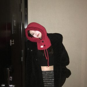 White Vintage Hooded Women's Winter Coat with Thick Fur Lining - Cozy Retro Style for Cold Weather