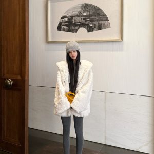White Vintage Hooded Women's Winter Coat with Thick Fur Lining - Cozy Retro Style for Cold Weather