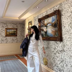 Wide-Leg White Jeans for Women | Fashion Editor Style | Effortlessly Chic & Trendy | Perfect for Casual or Dressy Looks