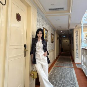 Wide-Leg White Jeans for Women | Fashion Editor Style | Effortlessly Chic & Trendy | Perfect for Casual or Dressy Looks