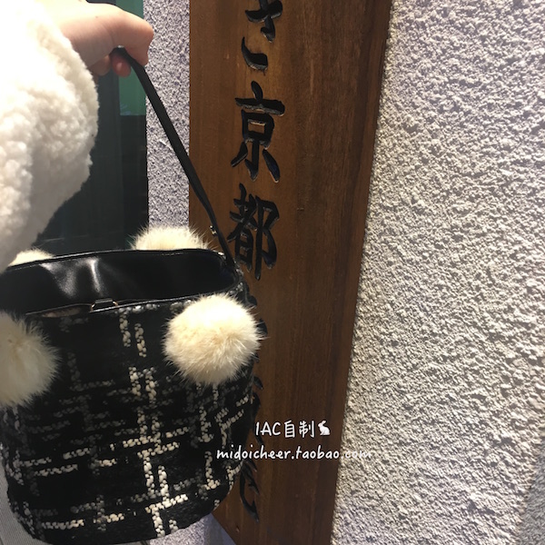 Winter Limited Edition Rabbit Fur Crossbody Bucket Bag - Woolen Handbag with Small Tail for Stylish Seasonal Fashion