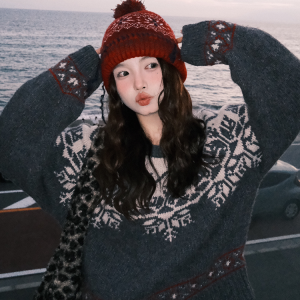Winter Warm Knitted Wool Hat for Women - Small Head Circumference, Face-Shaping Design, Anke La Red, Cozy Lamb Wool Beanie
