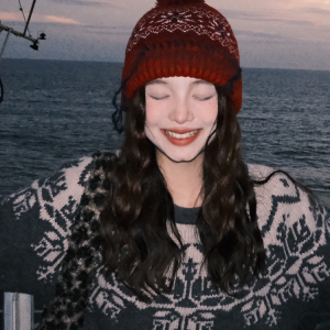 Winter Warm Knitted Wool Hat for Women - Small Head Circumference, Face-Shaping Design, Anke La Red, Cozy Lamb Wool Beanie