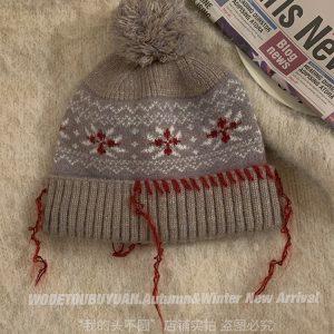 Winter Warm Knitted Wool Hat for Women - Small Head Circumference, Face-Shaping Design, Anke La Red, Cozy Lamb Wool Beanie