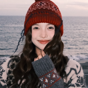 Winter Warm Knitted Wool Hat for Women - Small Head Circumference, Face-Shaping Design, Anke La Red, Cozy Lamb Wool Beanie