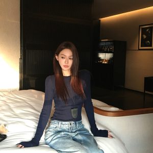 Wool Knit Slim-Fit Long Sleeve Round Neck U-Neck Base Layer Top for Women - Perfect for Early Spring Style and Layering