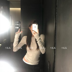 Wool Knit Slim-Fit Long Sleeve Round Neck U-Neck Base Layer Top for Women - Perfect for Early Spring Style and Layering