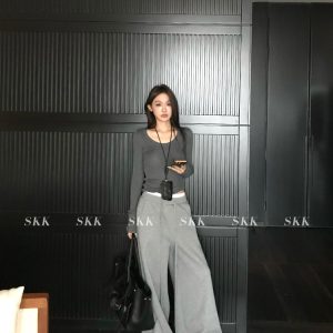 Wool Knit Slim-Fit Long Sleeve Round Neck U-Neck Base Layer Top for Women - Perfect for Early Spring Style and Layering